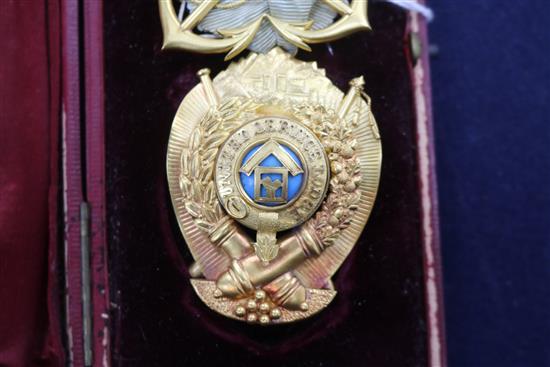 A cased Edwardian 18ct gold and enamel masonic jewel, 12.3cm.